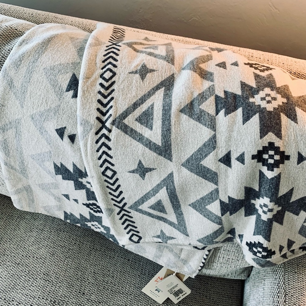 FAHERTY Doug Good Feather Aztec Jacquard Organic Cotton Blanket